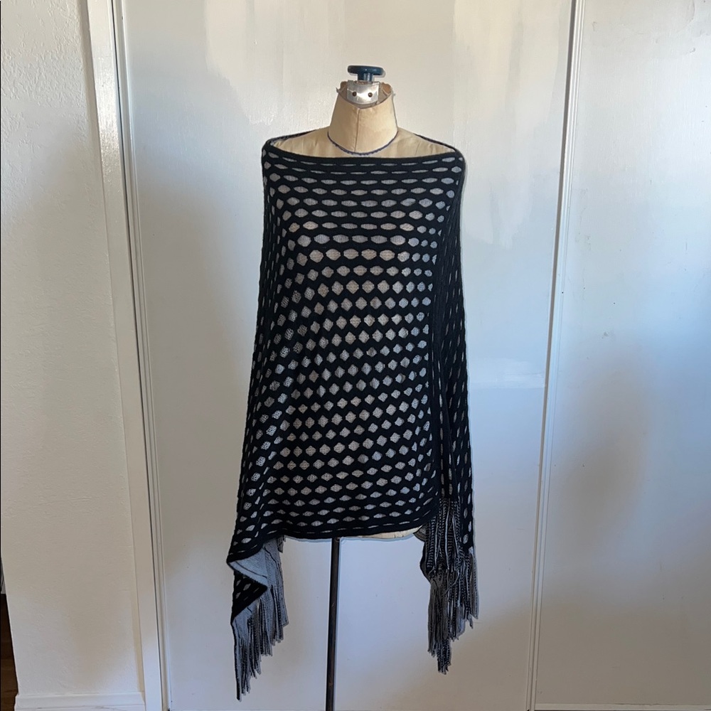 Max Edition Monochrome Knit Poncho
